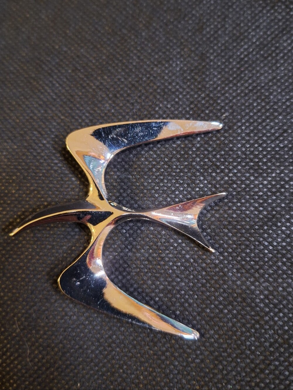 SARAH COVENTRY Flying Bird Mr. Seagull Dove Silvertone Pin Brooch 1974 Vintage
